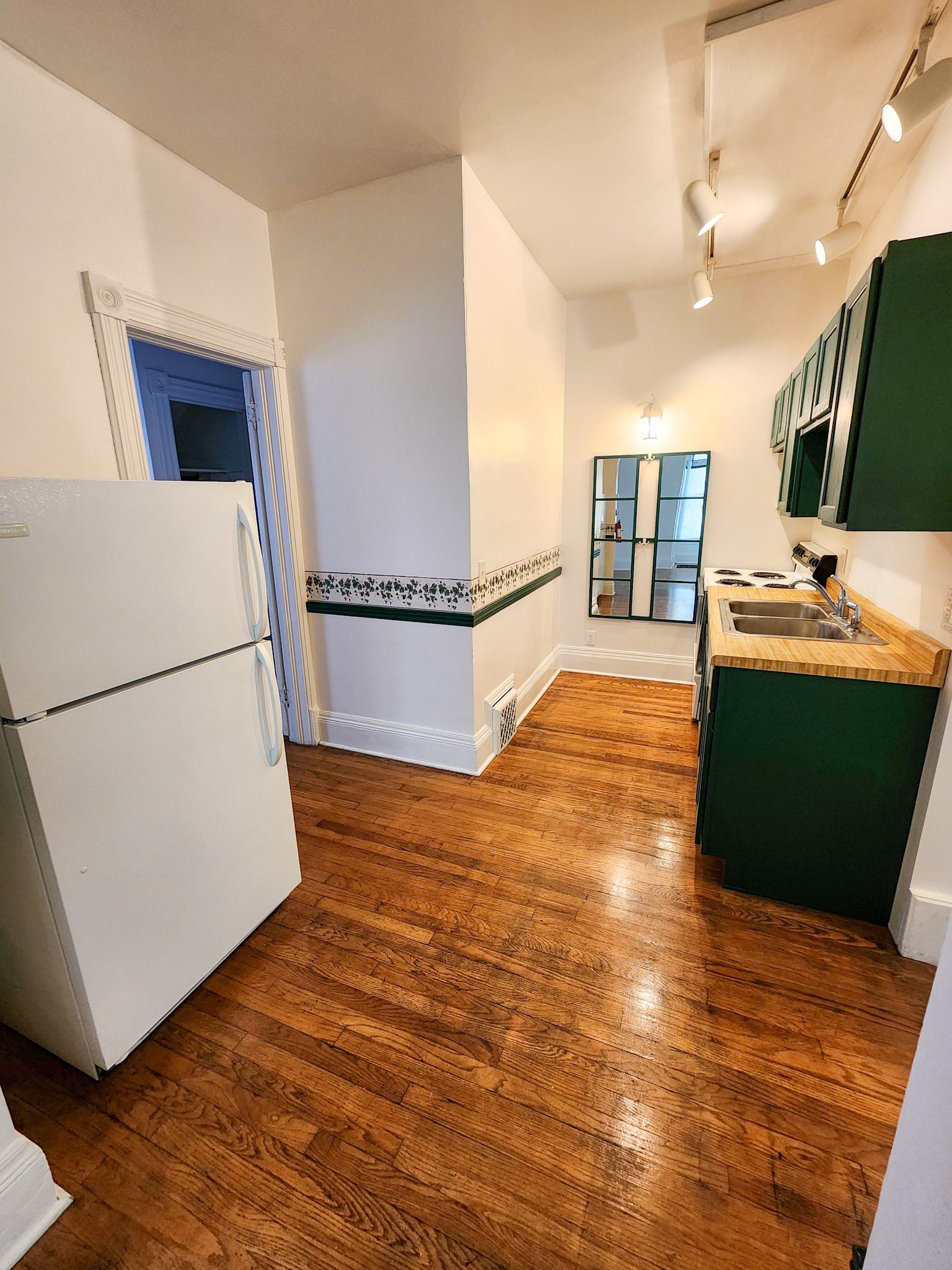 115 Catherine #3 Kitchen Picture 1